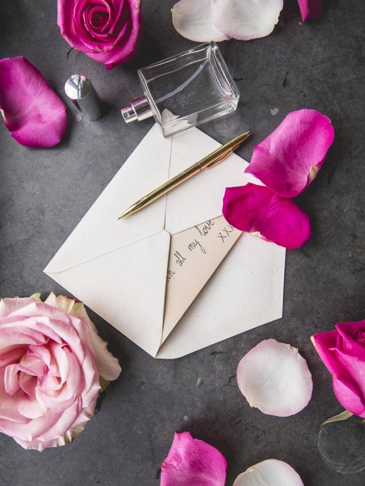 Envelop met rozenblaadjes