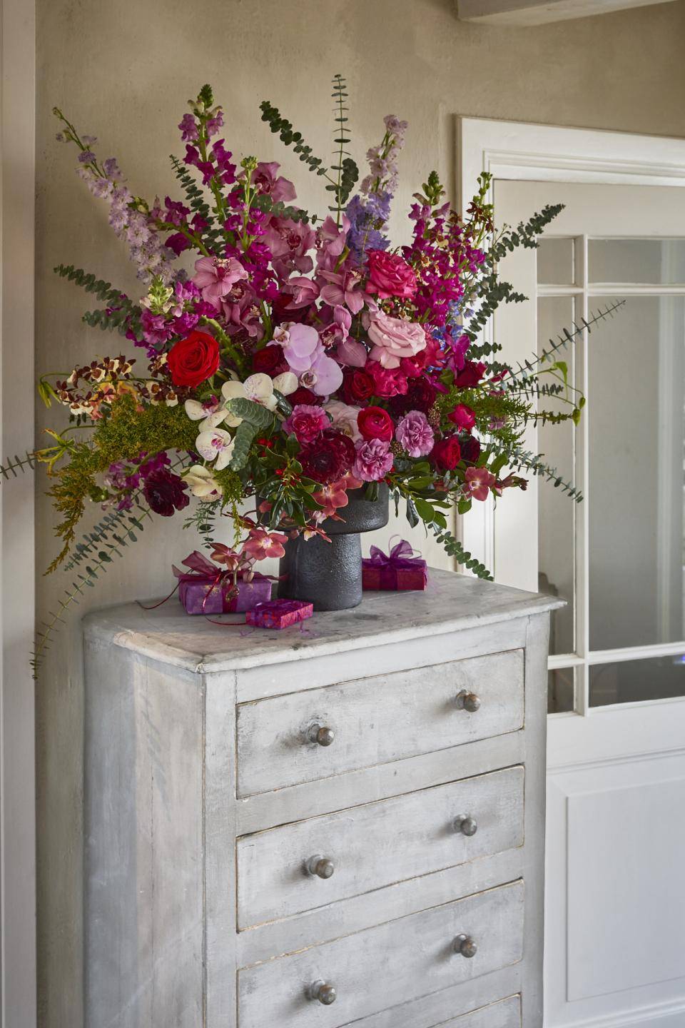 Groots, roze kerstboeket met Rozen, Orchidee, Delphinium, Eucalyptus
