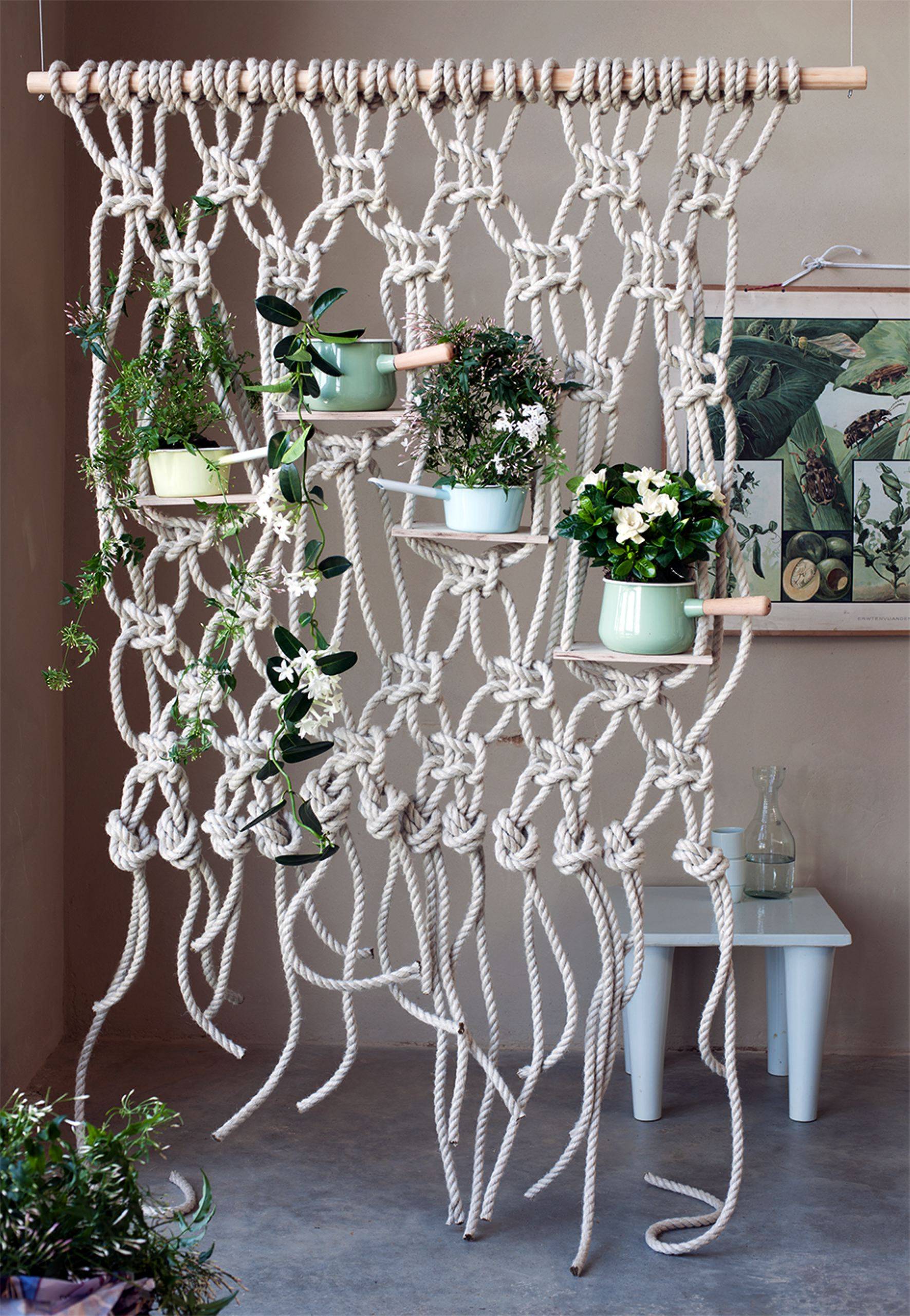 Planten in macramé klimrek