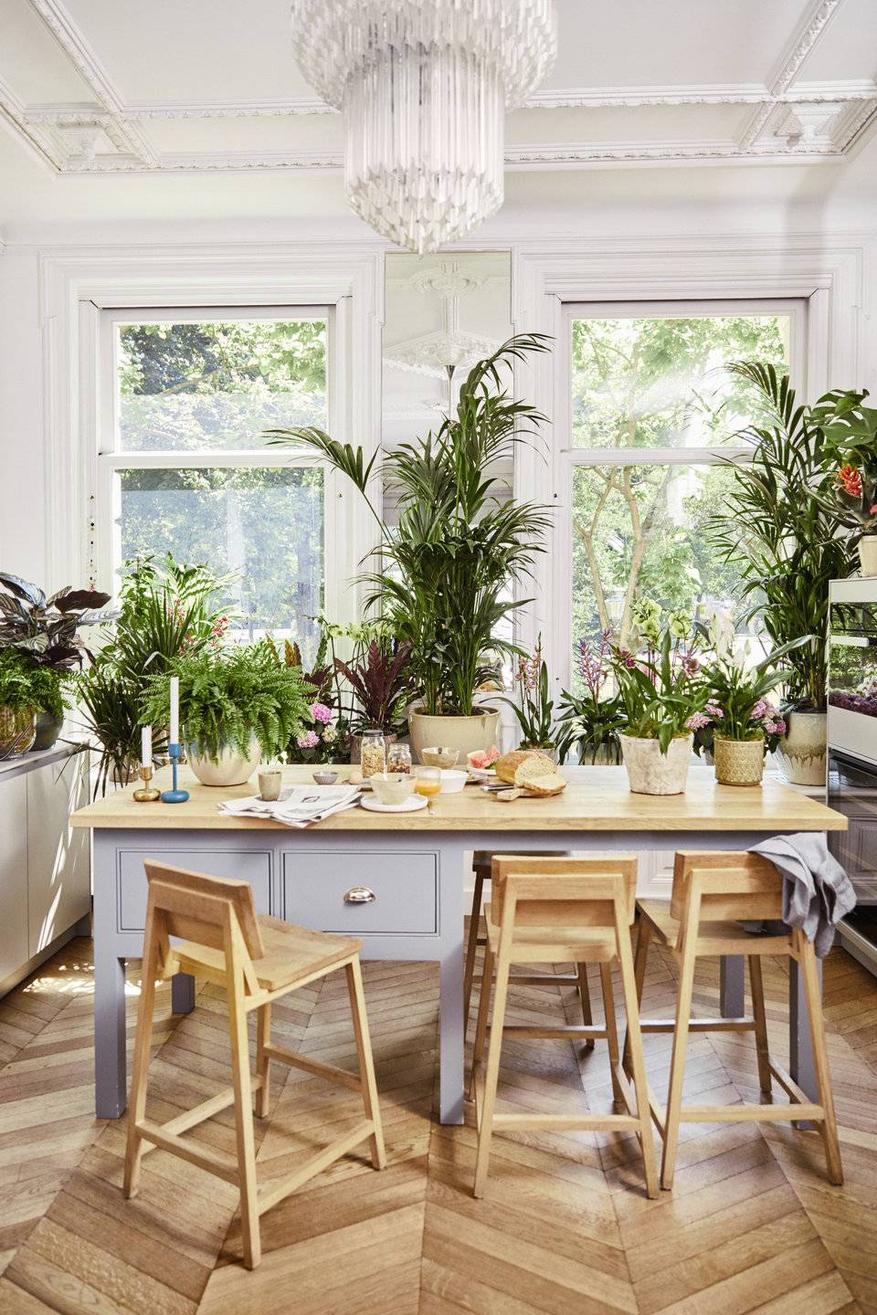 Eetkamer met groene planten