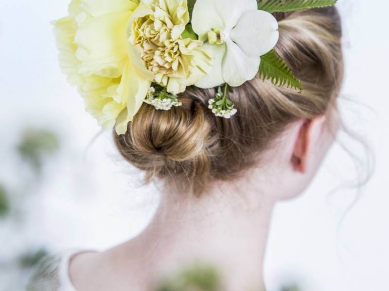 Bloemaccessoire met gele pioenroos, orchidee en varenblaadjes