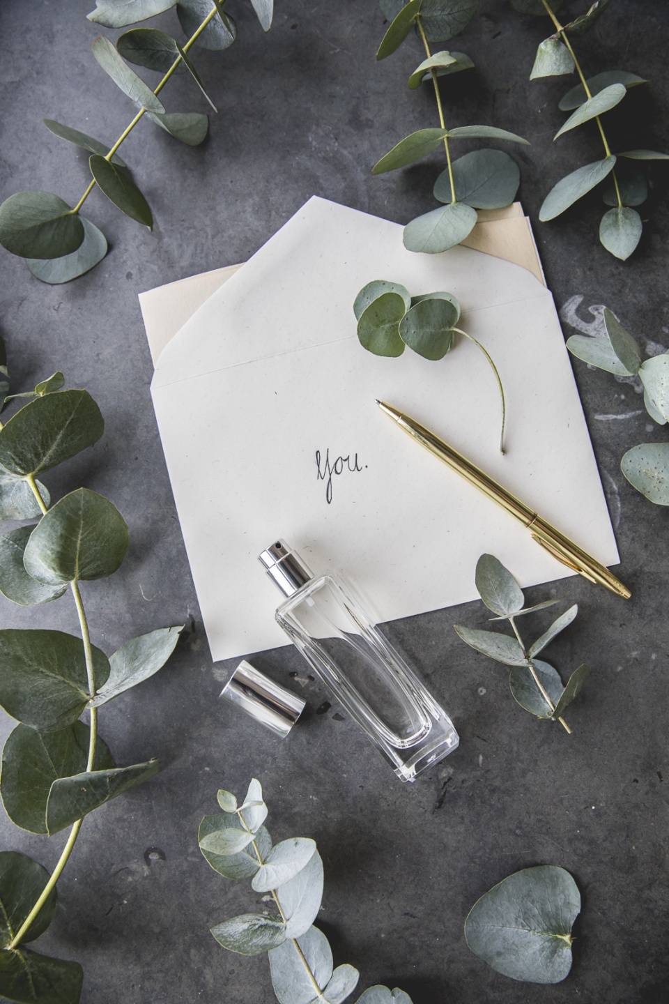 Envelop met eucalyptusbladeren