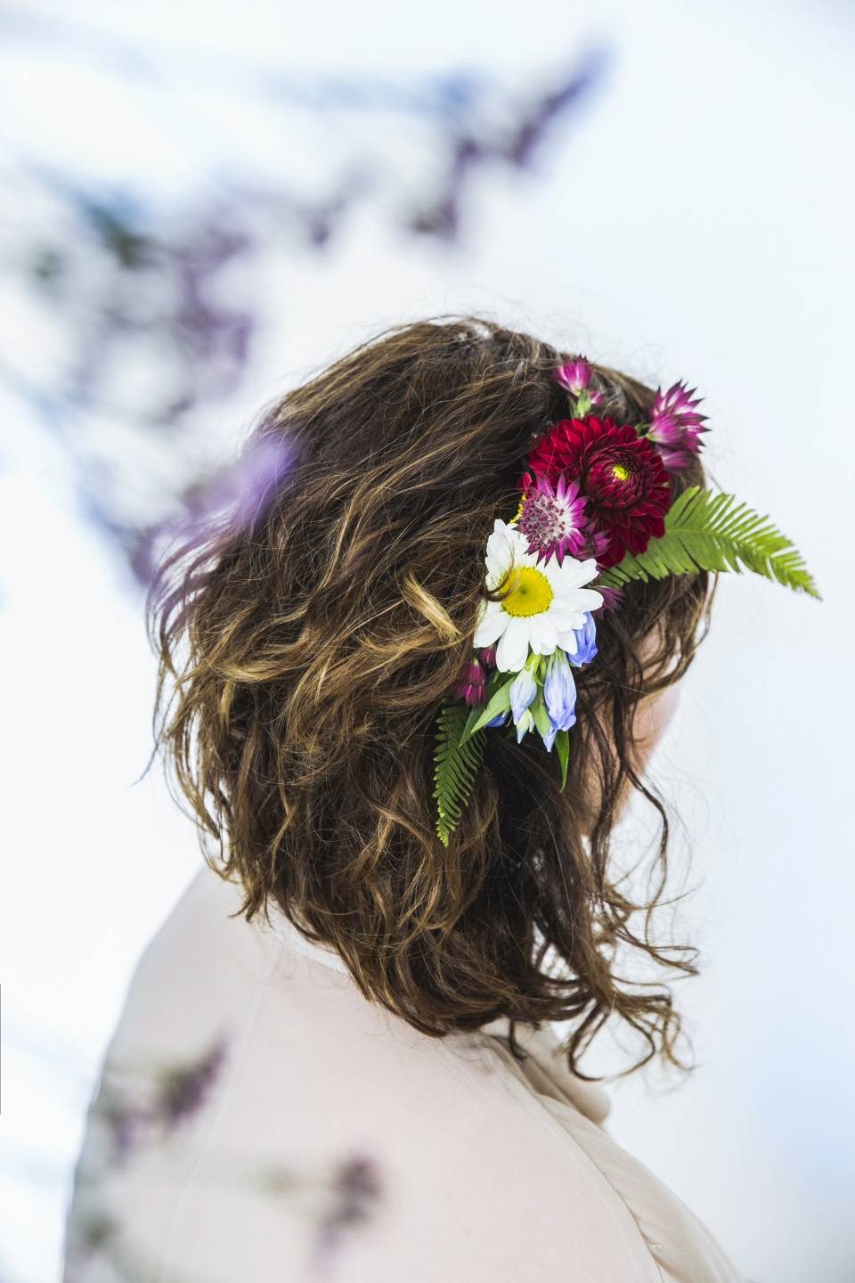 Kleurrijke bloemen als natuurlijk haaraccessoire