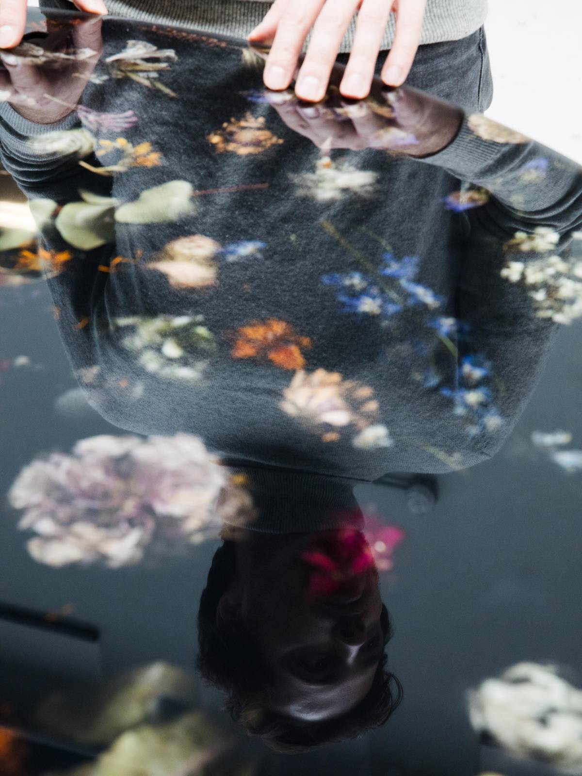 Glanzend oppervlak met bloemen