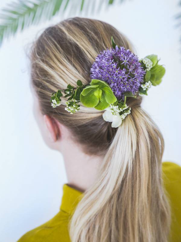 Bloemaccessoire van allium, helleborus en groen blad