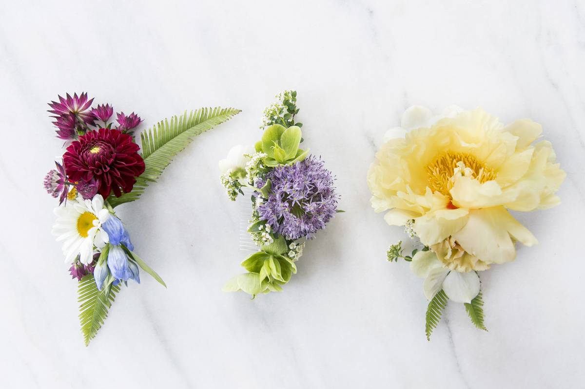 Drie bloemaccessoires met kleurrijke bloemen