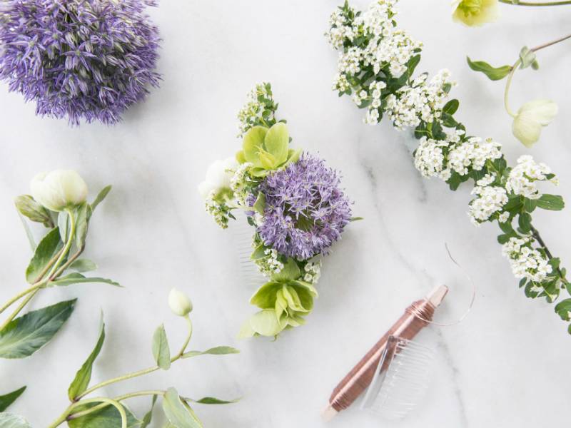 Bloemaccessoire van allium, helleborus en bloesem