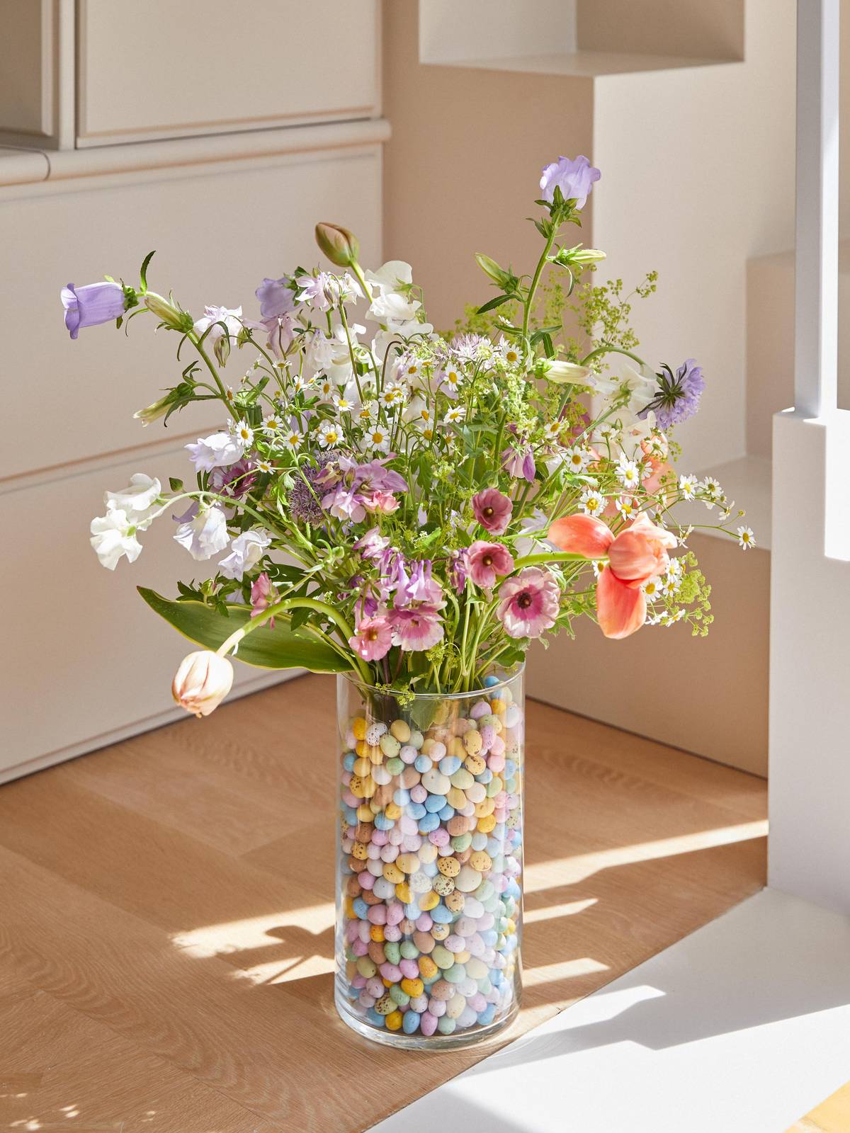 Pasen boeket campanula tulp margriet