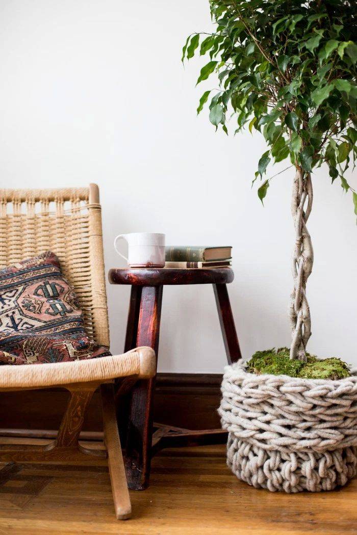 Handgemaakte gebreide mand met plant