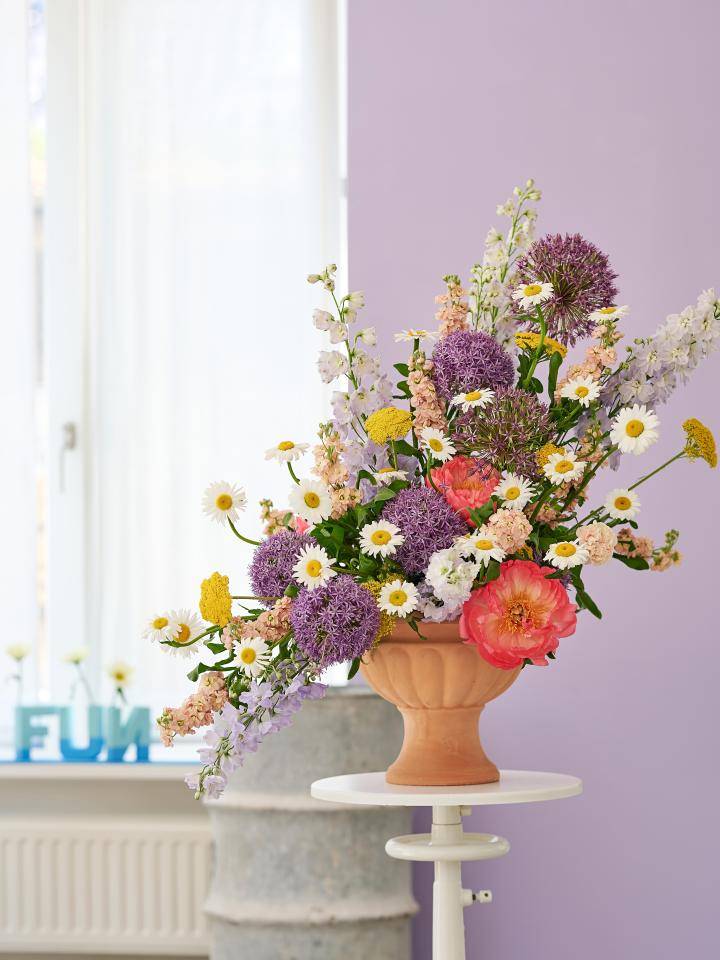 Leucanthemum Margriet in een boeket met paarse tinten