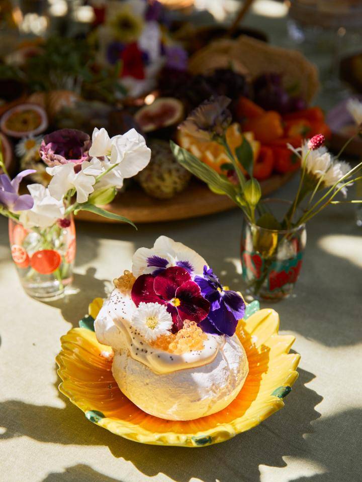 WEB_food_table__C9A7997brightbreezy_ pavlova