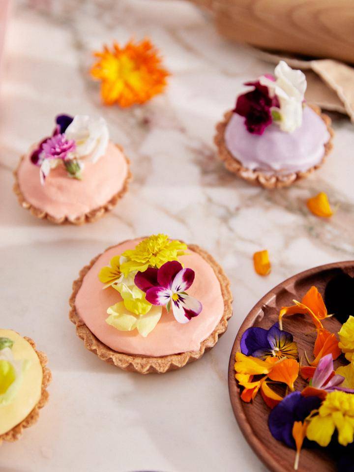 Gebakjes met bloemen