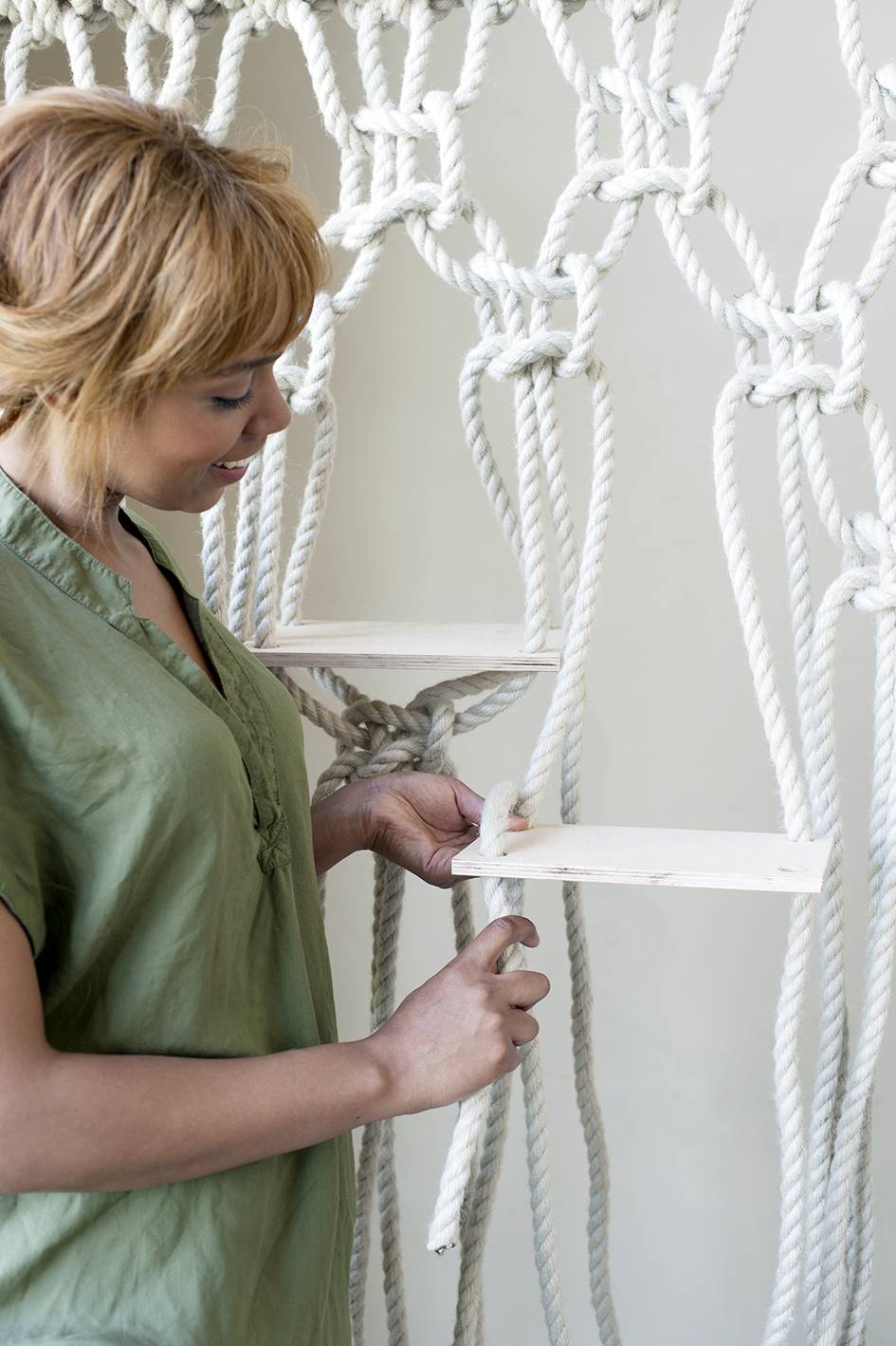 Houten plankjes aan macramé klimrek