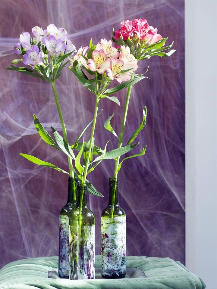 Alstroemeria in flesvaas met nagellak