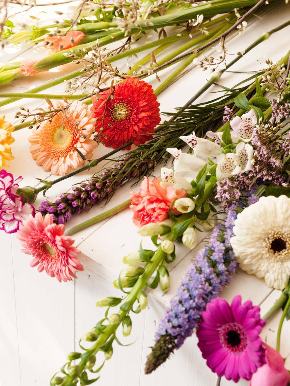 Gerbera's op tafel voor boeketrecept