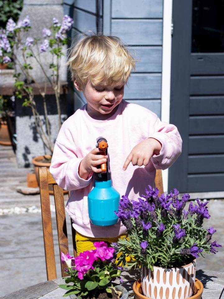 kind in tuin